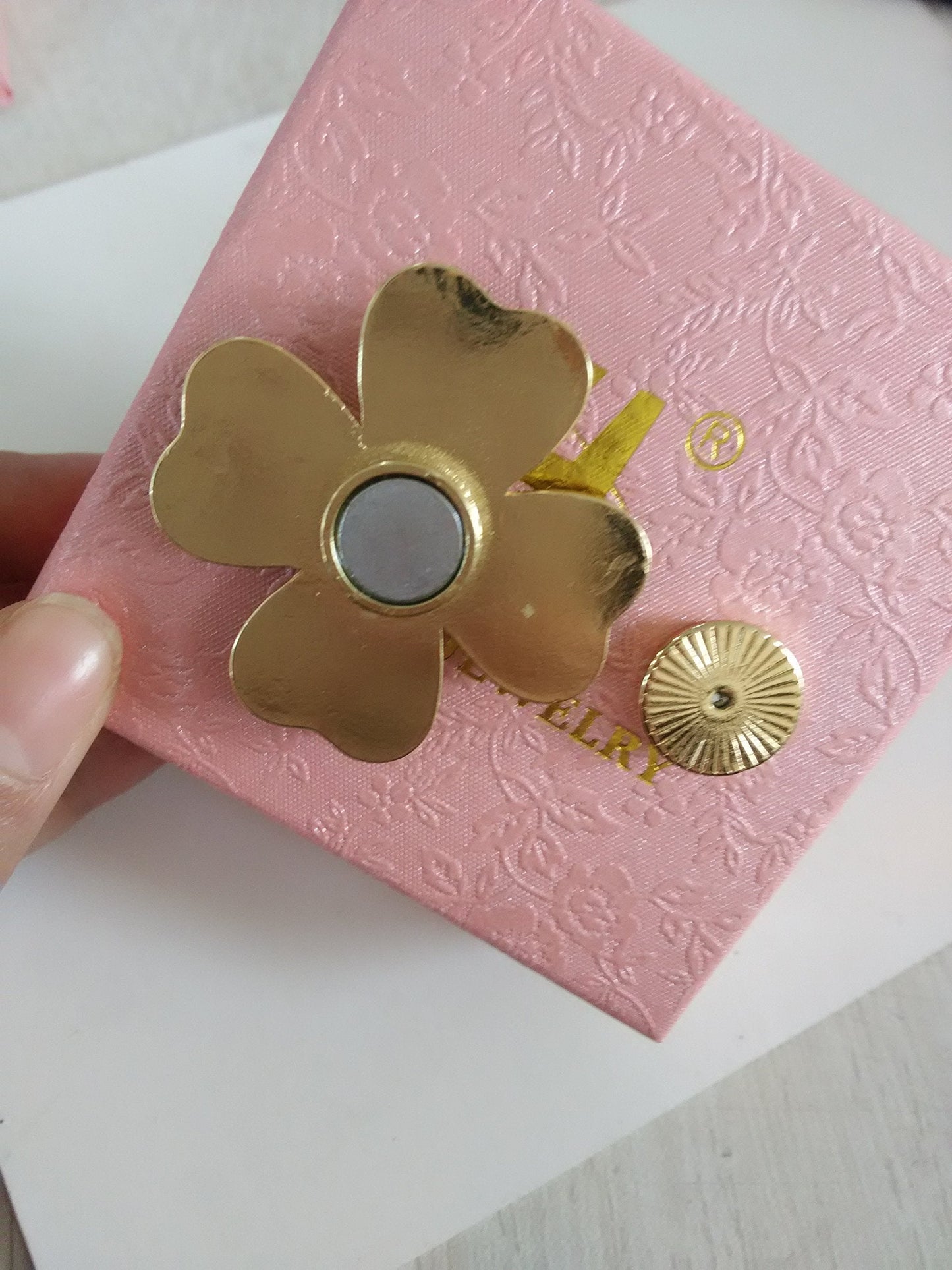 SENFAI Four Heart Leaf Abalone Shell Flower Magnetic Clip Holder Brooch Jewelry (Gold)