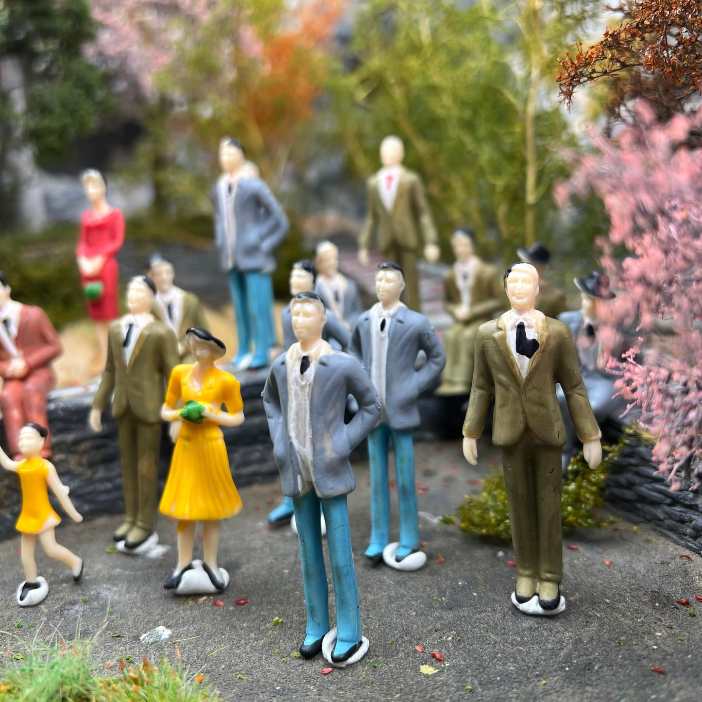 ZZZ SAN ZHI 1:30 Miniature People Figures, ABS Plastic Model People with Mixed Poses (Randomly Shipped) for Architecture Diorama Railway Layout Sand Table Scene Building, Adult Hobby Supplies (30)