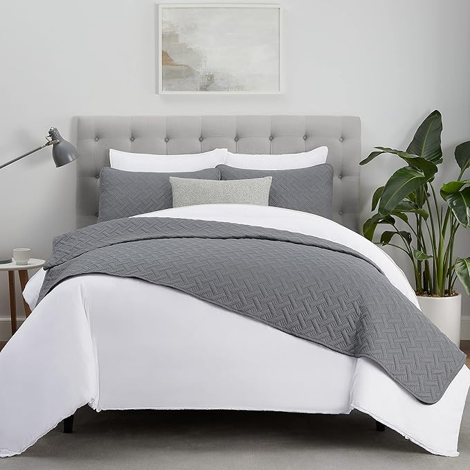 Serta ComfortSure Soft 3-Piece King/ Cal King Quilt Bedding Set, Includes Bedspread/Coverlet and Pillow Shams, Bedding for All Seasons, Machine Washable, Grey