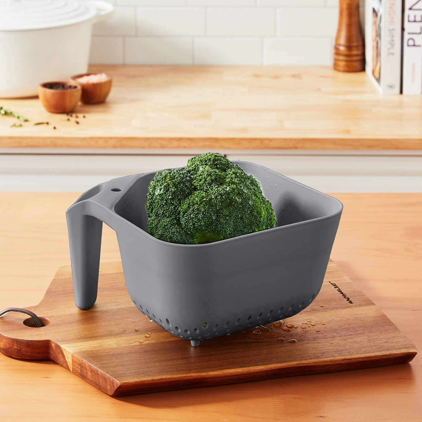 Tovolo Elements Square Colander with Handle Strainer Basket for Pasta Fruit Berries Veggies, Easy to Clean BPA Free Heat Resistant Plastic Colander with Spout 3 Quart Kitchen Strainer, Charcoal Gray