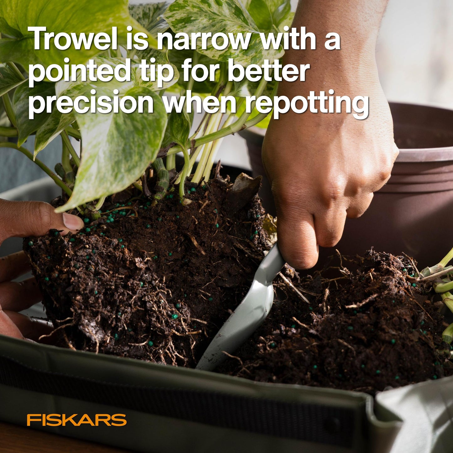 Fiskars 3-Piece Plant Cultivating Tool Set, Nesting Trowel, Soil Scoop & Cultivator for Indoor Gardening, Stainless Steel with Green Powder Coat Finish, Space Saving Design for Repotting Houseplants