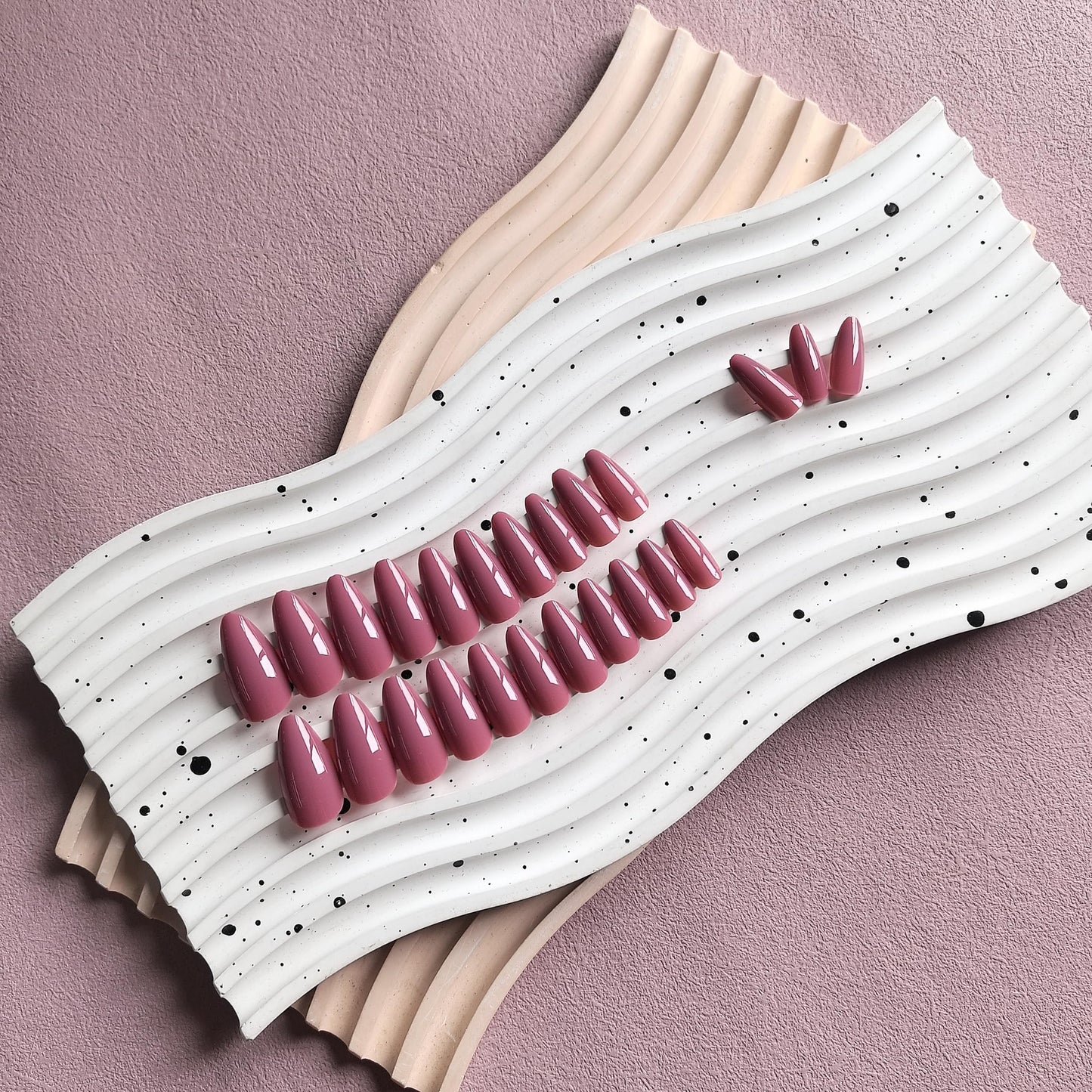KQueenest Mauve Pink Press on Nails Medium Almond Stiletto, Glossy Gel Fake Nails Medium Pure Color, Purple Acrylic Nails Press ons Feature Protective UV Coating in 24 Pcs