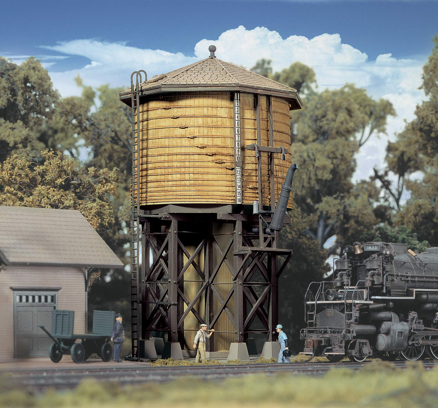 Walthers Cornerstone Wood Water Tank Yellow Ochre 933-2813 HO Scale Model Railroad - Structure Assembled Model