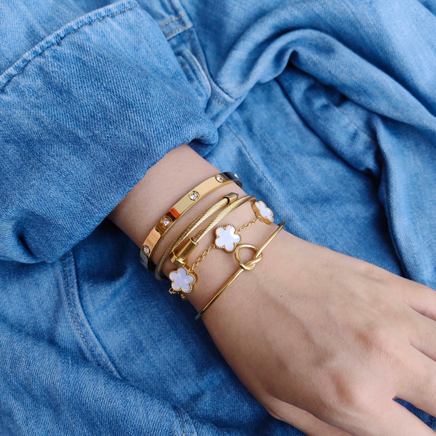 MAOCEN Womens 4Pcs Stackable Floral Gold Bracelets Stainless Steel Bangle Bracelets Non Tarnish Silver Set Trendy Jewelry Gifts for Womens (Gold White, 7")