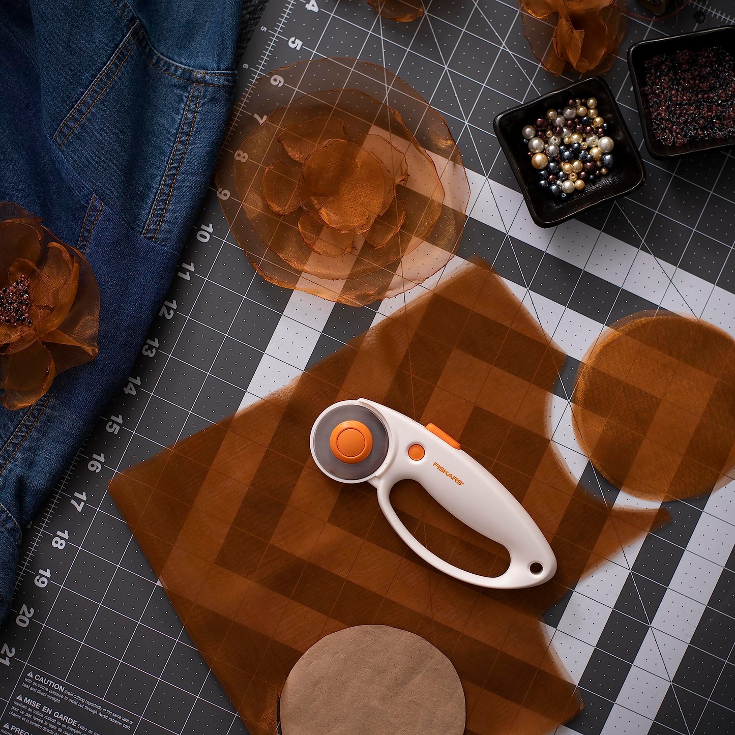 Fiskars 45mm Rotary Cutter for Fabric with Ergonomic Loop Grip, Premium Steel Rotary Fabric Cutter Blade for Precise Cuts, Arts and Crafts, Sewing Supplies and Quilting Tools