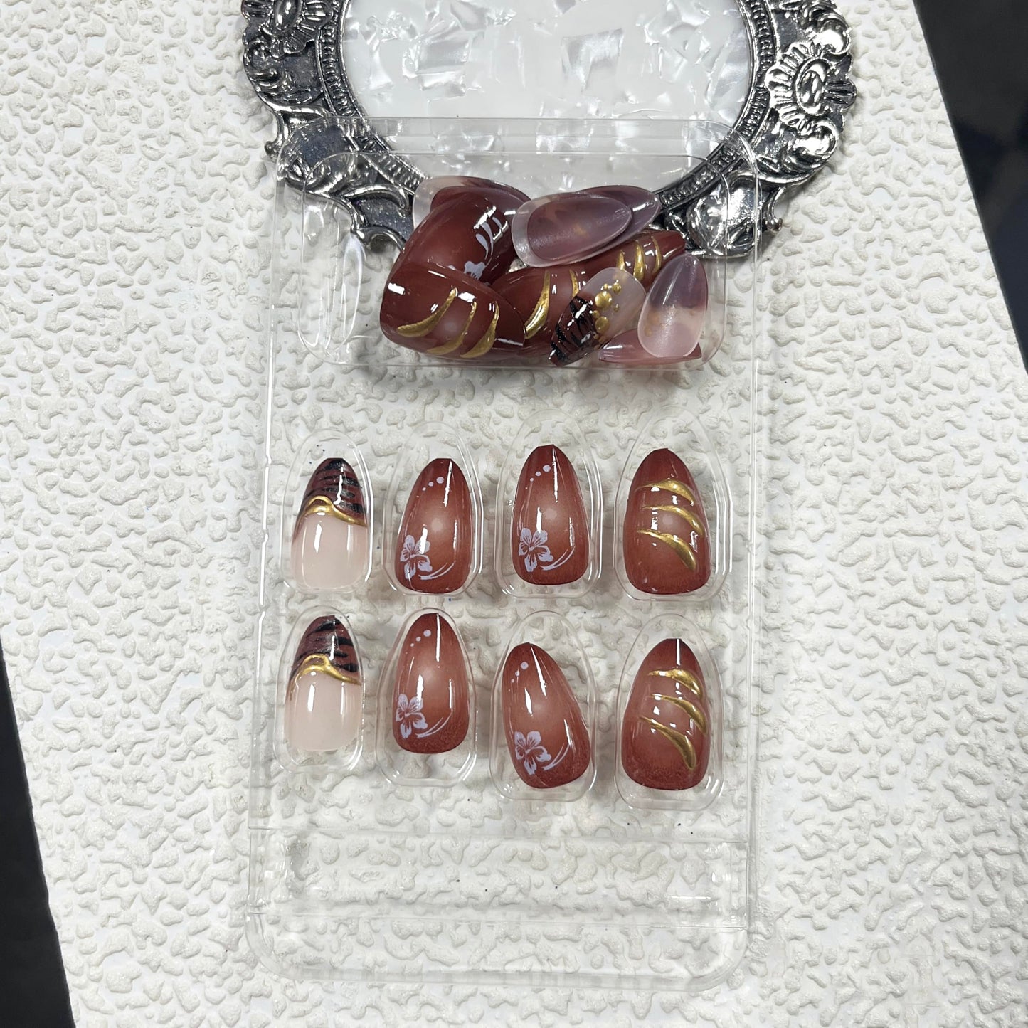 MERVF Press on Nails Almond Medium, Brown French Tip Fake Nails 3D Gold Glue ons Fall Acrylic Nail Aura Design Manicure Glossy 24pcs
