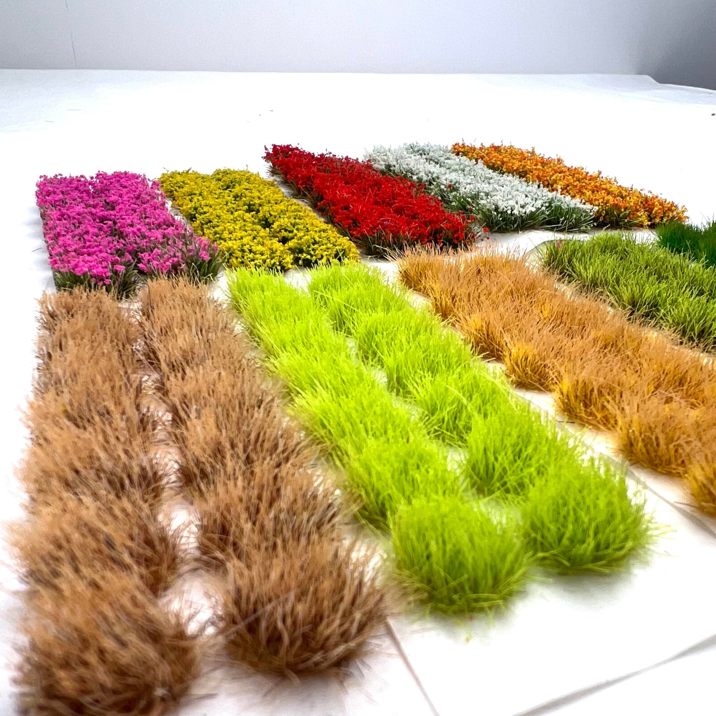 ZZZ SAN ZHI 140-Piece Mixed Grass & Flower Tufts Miniature Scenery Set, for Diorama Railway Train Car Model Landscape Decoration