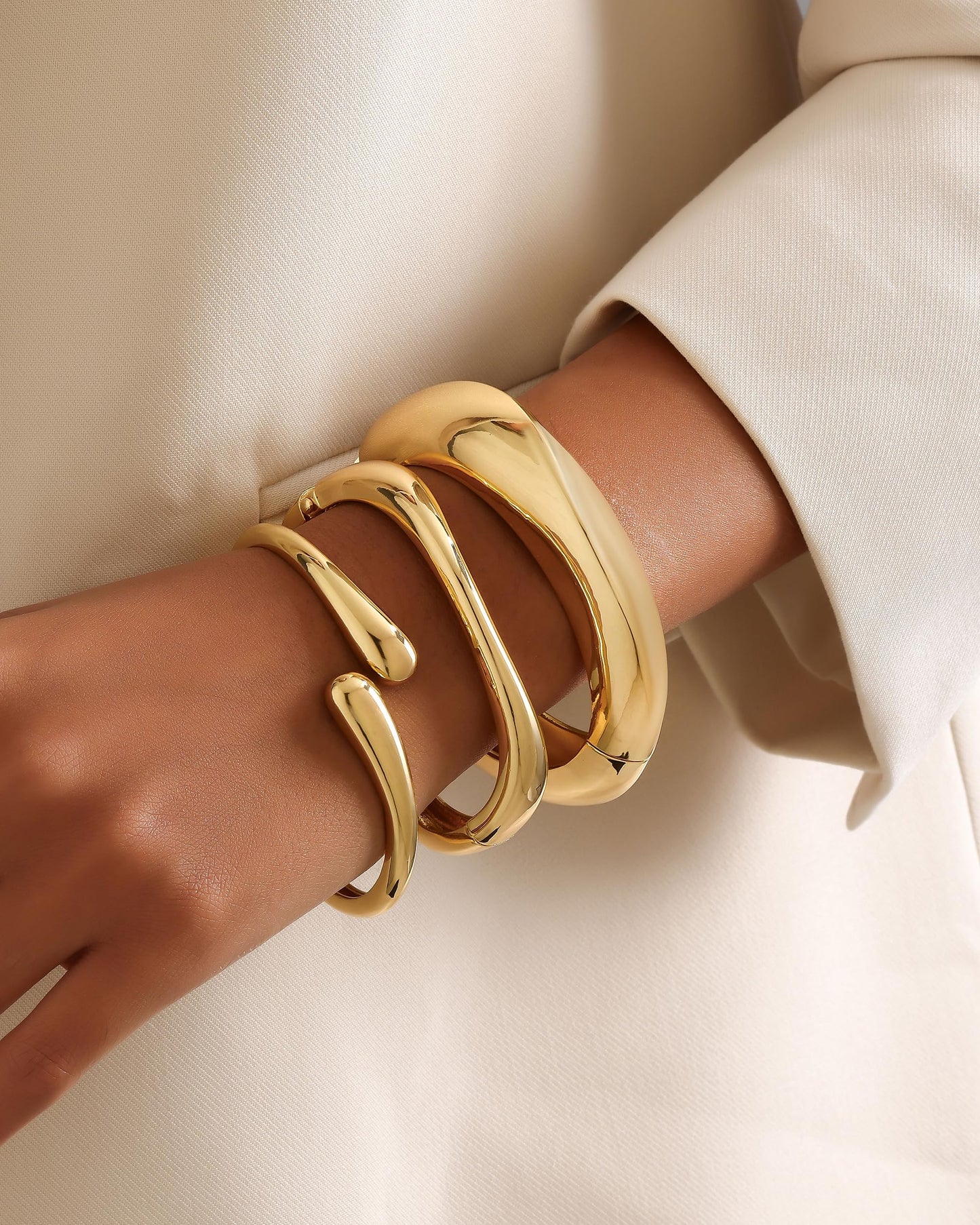 Solistra Gold Bangles Bracelets for Women, 14K Gold Plated Stackable Cuff Bracelets Set Hinged Arm Cuff Statement Chunky Bangle Jewelry for Women