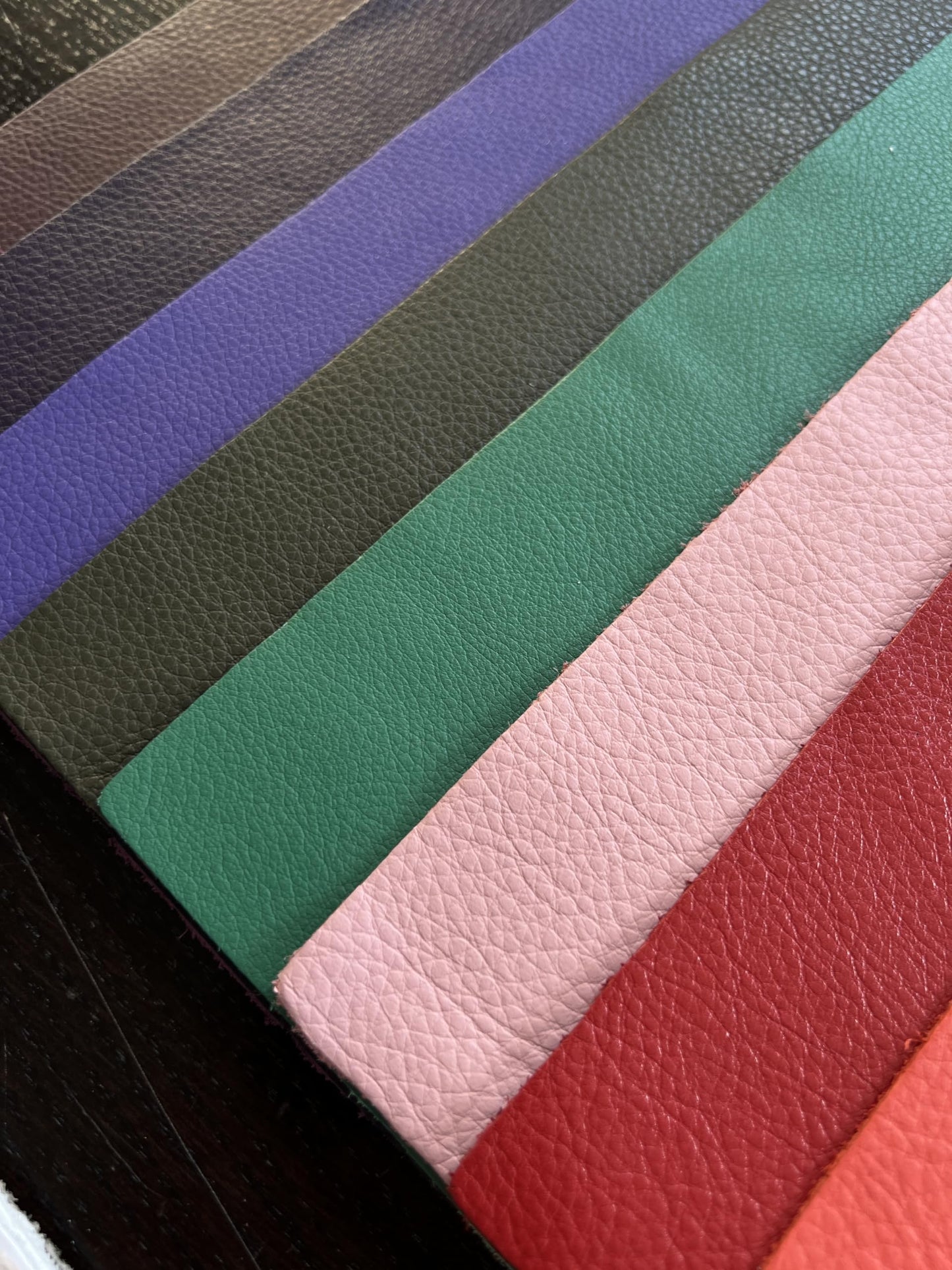 Natural Grain Cow Leather: 8.5'' x 11'' Pre Cut Leather Pieces (Kelly Green, 1 Piece)