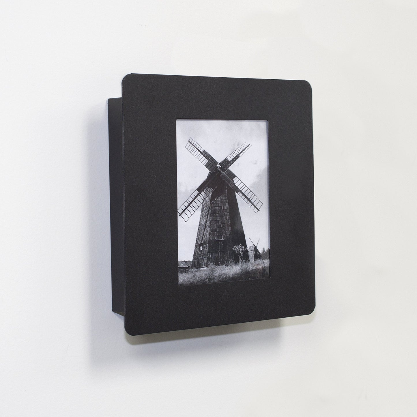 BARSKA 4"X 6" Picture Wall Mount Photo Frame Key Cabinet, Holds Upto 5 Keys, Magnetic Lock, and Pre-Drilled for Wall Mounting