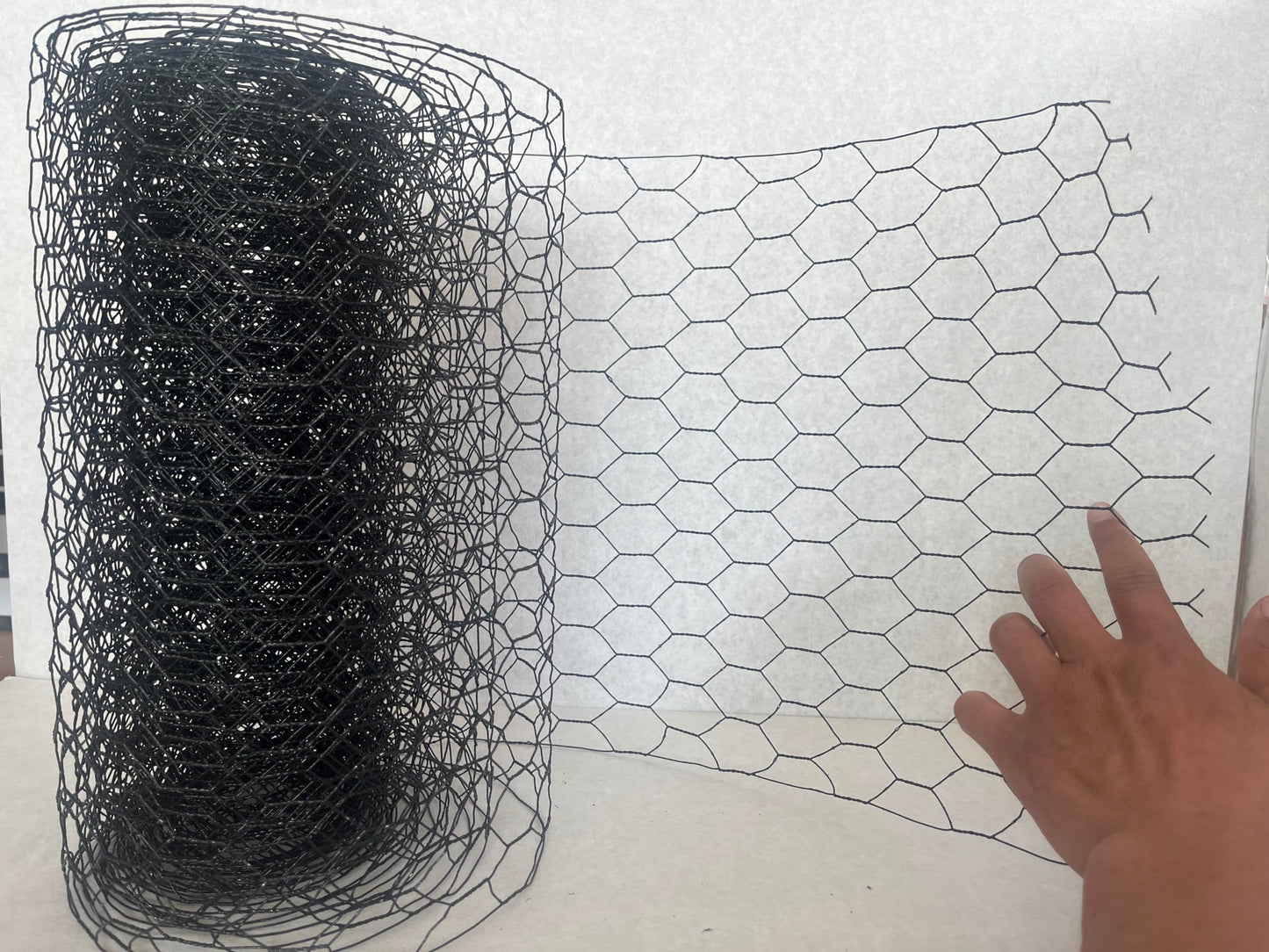 Black 13.5 x 400 Inches Chicken Wire Fencing Mesh PVC Coated Floral Chicken Wire for Crafts Poultry Garden, Hexagonal Galvanized Chicken Coop Rabbit Wire Fencing Netting Plant Protector mesh