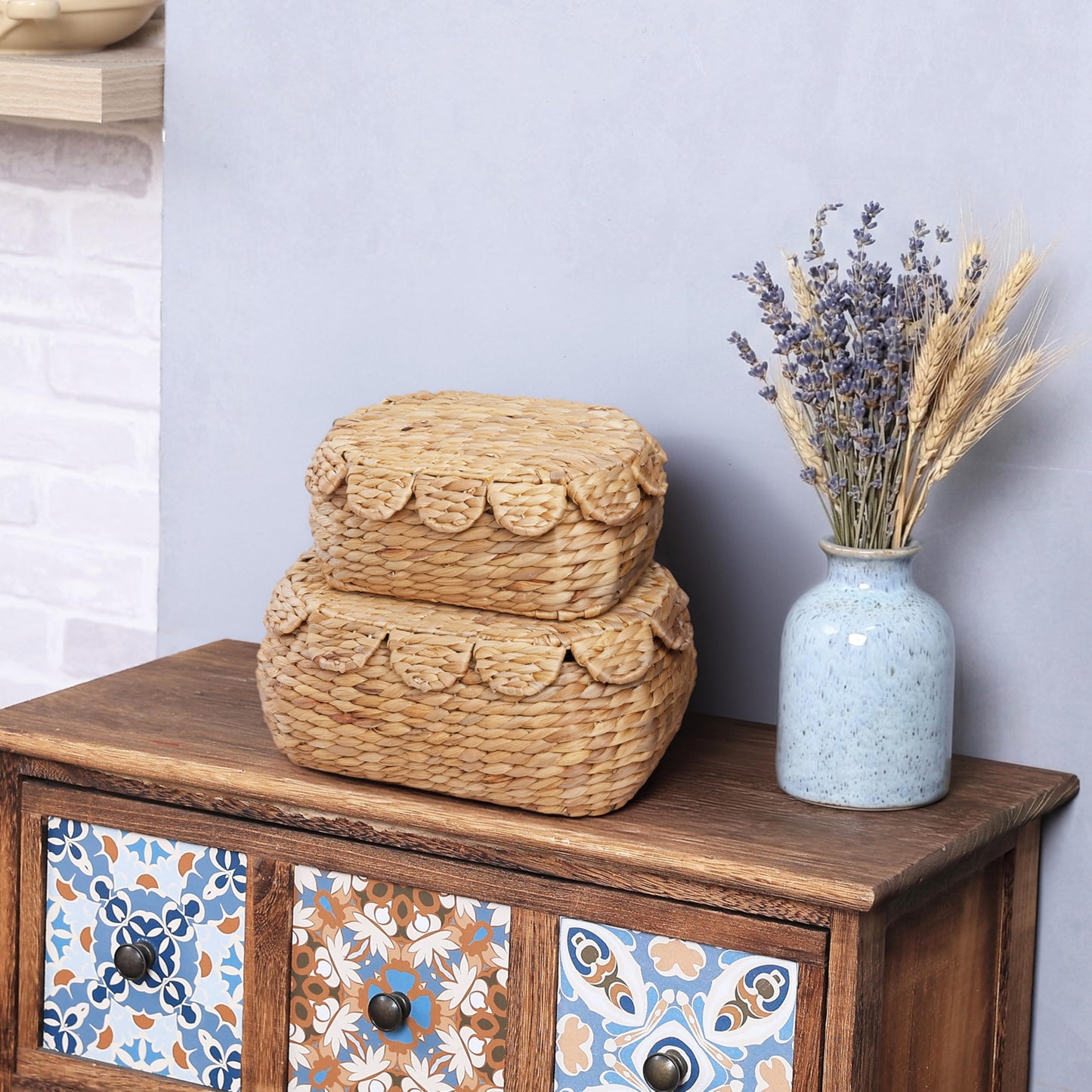 LUSYDECO Set of 2 Wicker Storage Baskets with Lid, Rattan Basket Decorative Boxes, Woven Storage Box Hyacinth Basket with Lids, Small Scalloped Edge Wicker Baskets with Lids