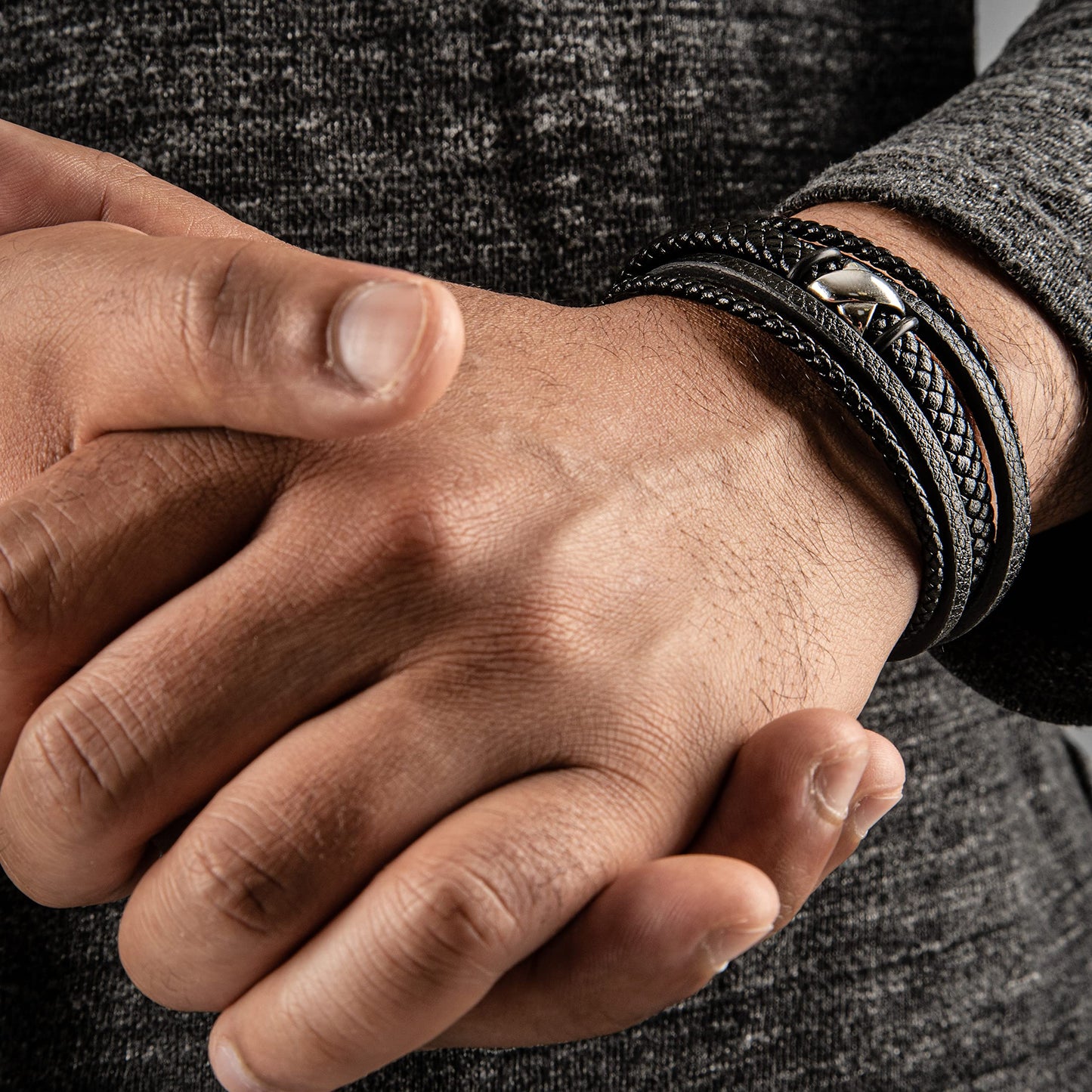 SERASAR Pulsera de cuero plateado 20cm para hombre idea regalo, genuino, caja cierre magnetico ajustable