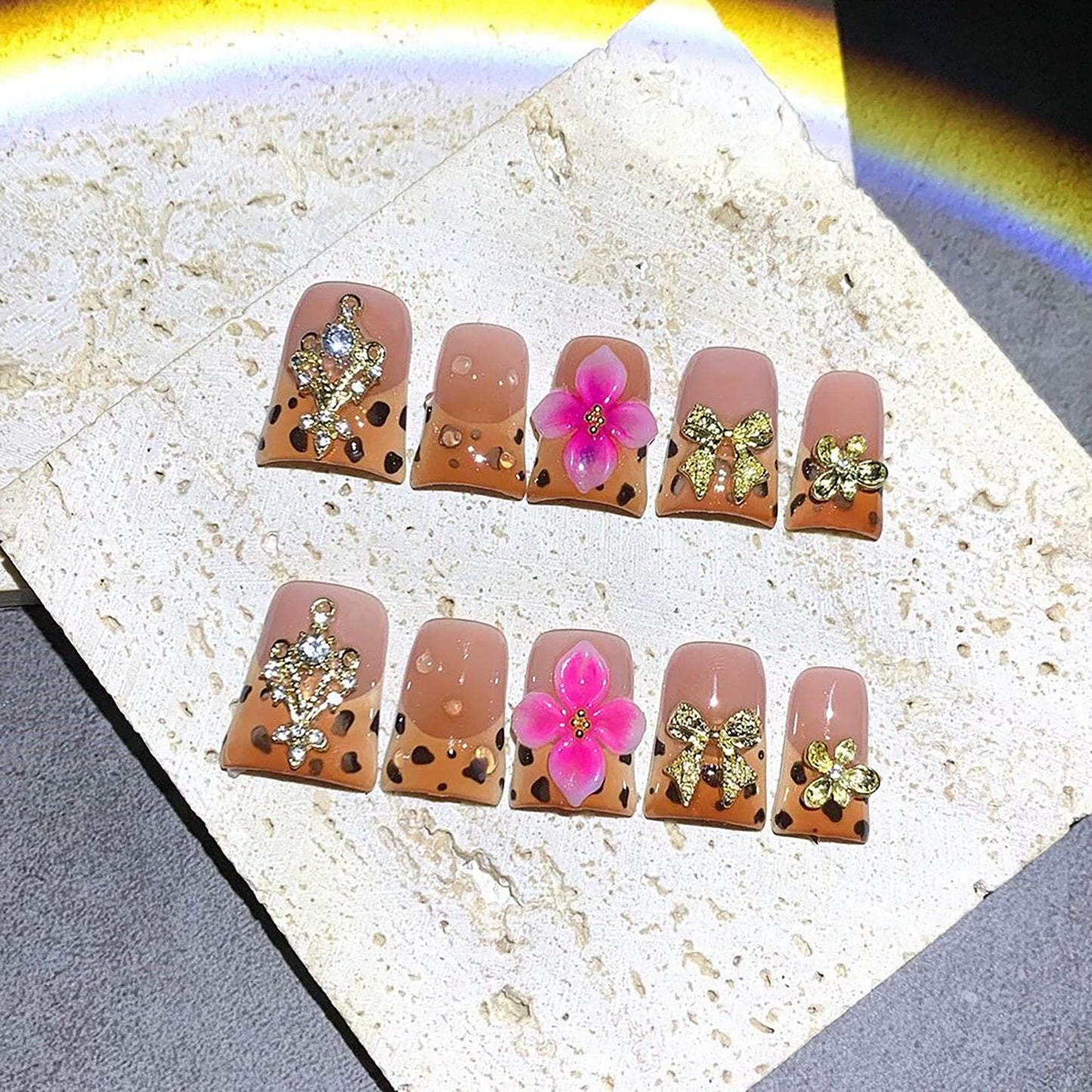 Qicaijia Short Duck Press on Nails Handmade Fake Nails Brown French Tip False Nails 3D Flower and Charms Designs Acrylic Nails Sparkly Reusable Stick on Nail for Wmen 10Pcs(Size M)