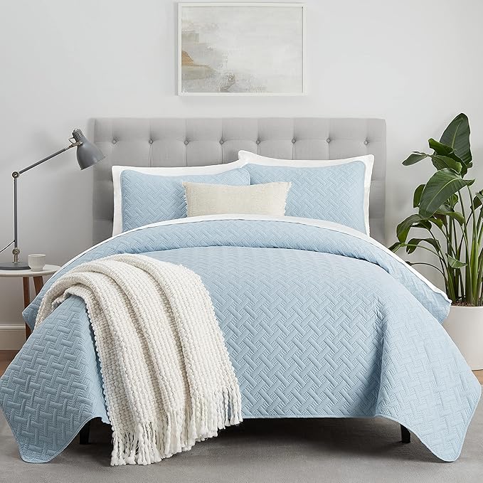 Serta ComfortSure Soft 2-Piece Twin Quilt Bedding Set, Includes Bedspread/Coverlet and Pillow Sham, Bedding for All Seasons, Machine Washable, Light Blue