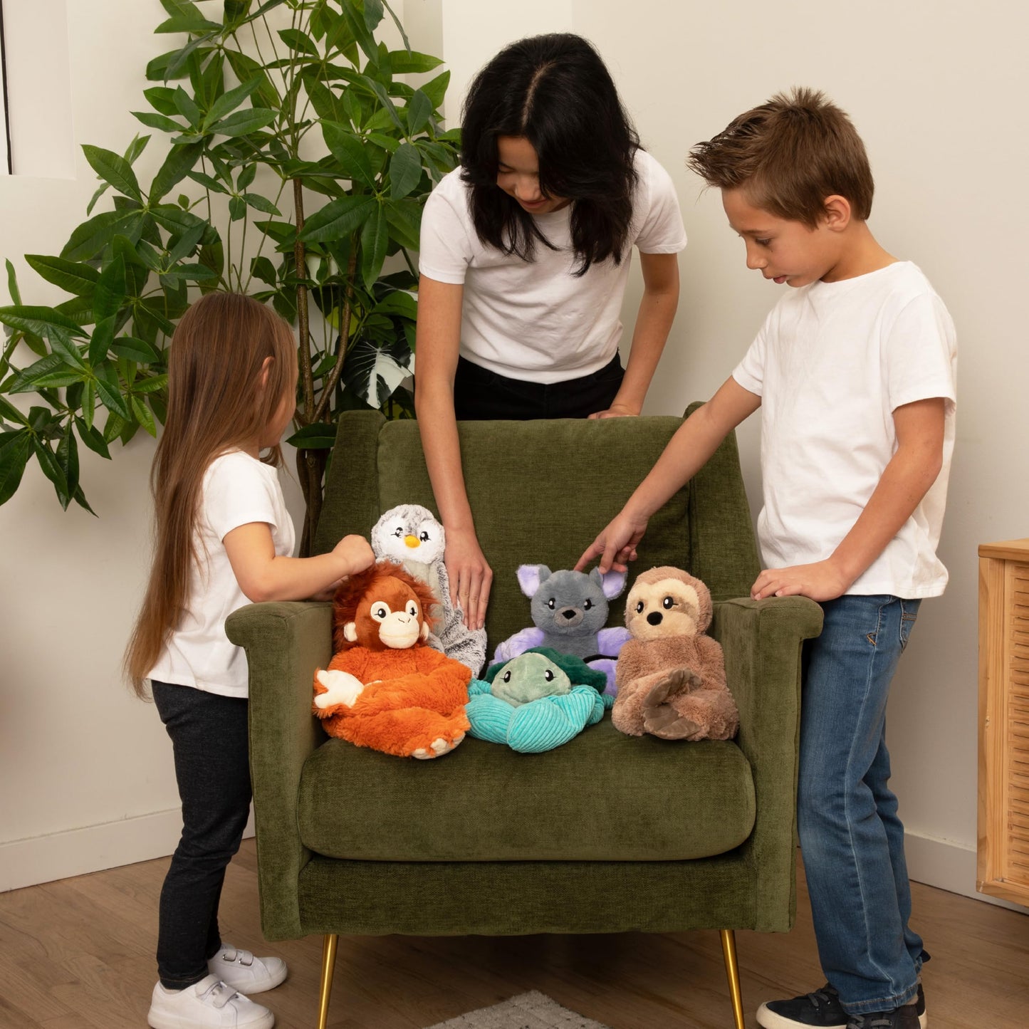 HUGIMALS Hugarounds Berkeley the Bat 2.5 lb Microwaveable & Freezable Weighted Plush Neck & Shoulder Wrap | Soothing, Comforting Hugs for Self-Care & Relaxation | Unscented for Ages 2+