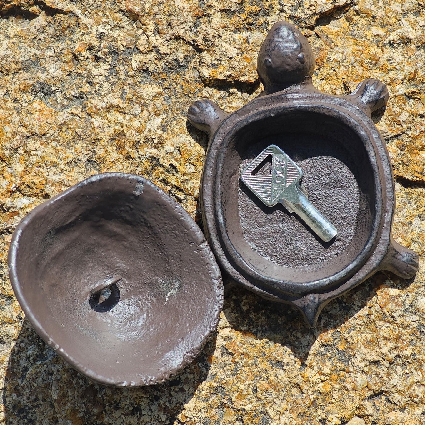 SUYAUU Spare Key Hider Turtle Shape, Brown Cast Iron Turtle Key Hidden Garden Decoration Safe Holder for Outdoor Yard Patio, Indoor Home Small Gift Box