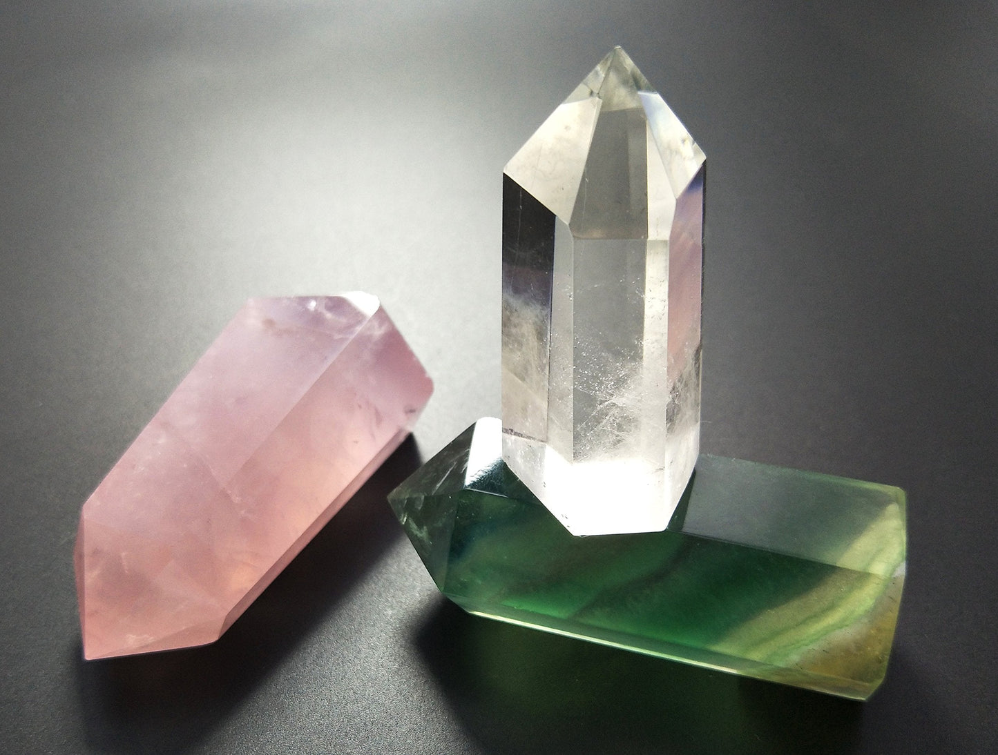 Set of 3 Healing Crystal Wands of 3 Stones, Rose Quartz, Clear Quartz, Fluorite, Pointed & Faceted Prism Bars for Reiki Chakra Meditation Therapy Deco