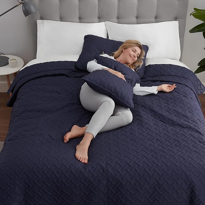 Serta ComfortSure Soft 3-Piece Full/Queen Quilt Bedding Set, Includes Bedspread/Coverlet and Pillow Shams, Bedding for All Seasons, Machine Washable, Navy