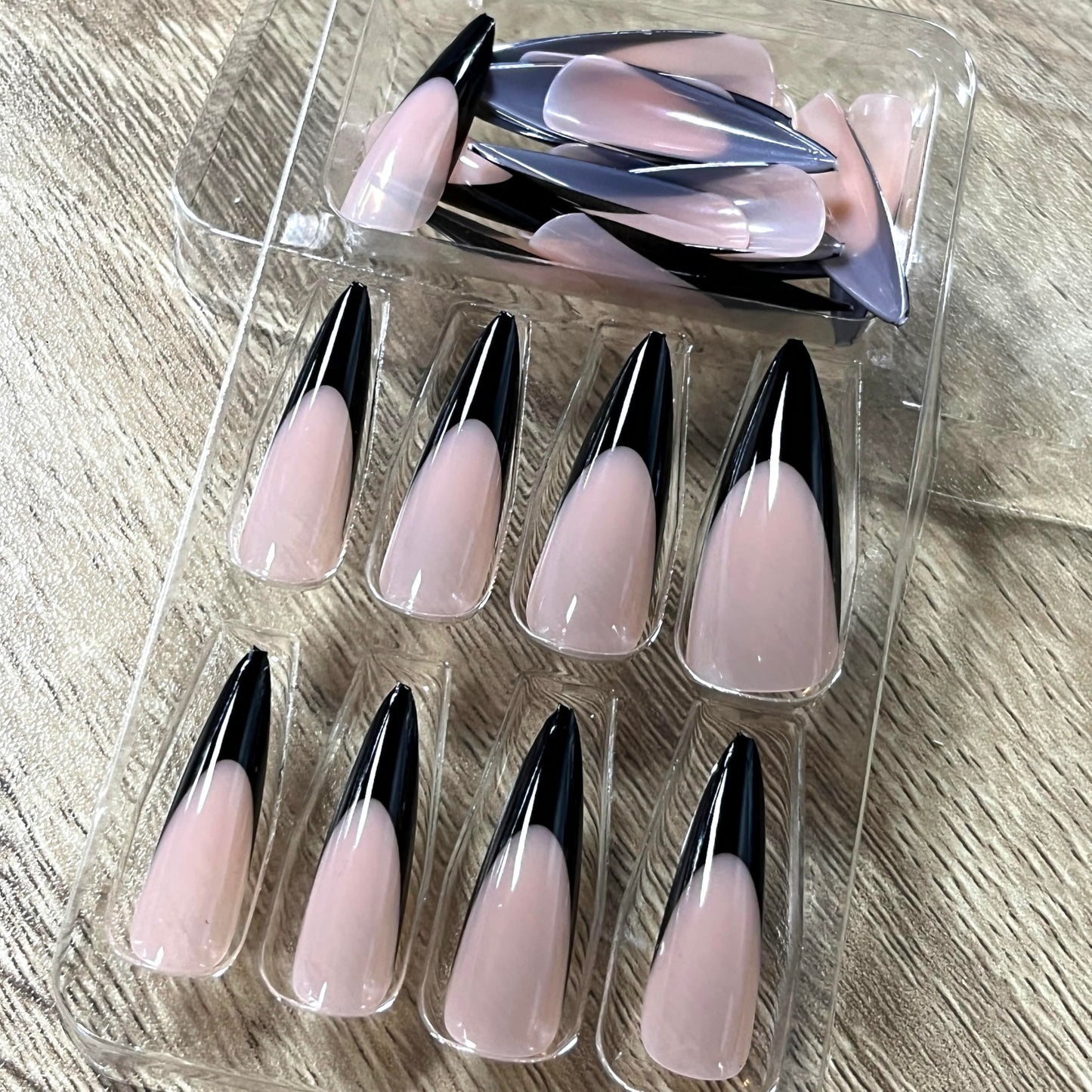 MERVF Press on Nails Long Stiletto Black French Tip Fake Nails Glue ons Acrylic Nail Gothic Design Manicure Supplies Glossy 24pcs