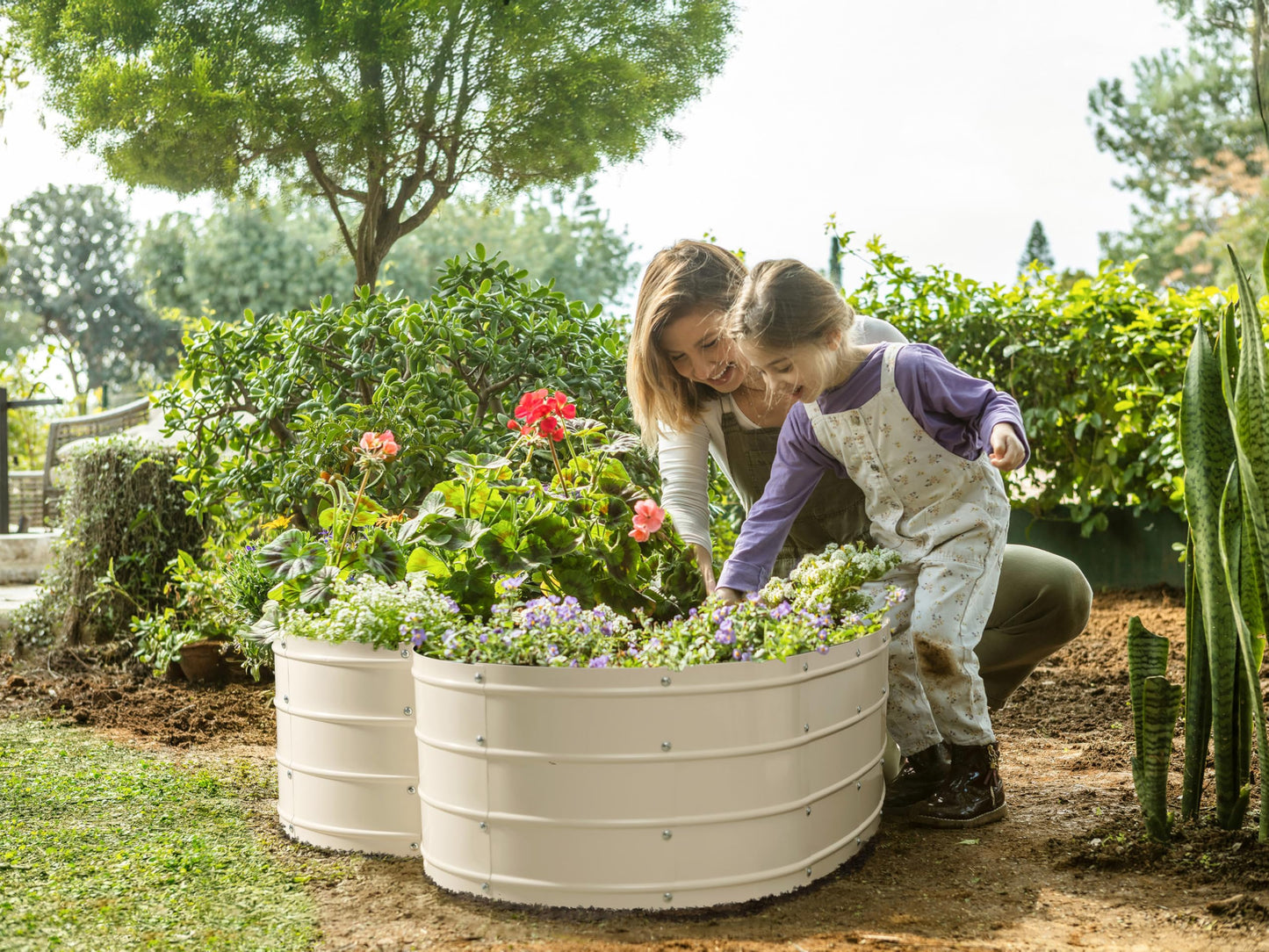Plant & Plot Galvanized Raised Garden Beds Outdoor // Planter Raised Beds for Gardening, Vegetables, Flowers // Large Metal Garden Box (White) // Tool-Free Assembly