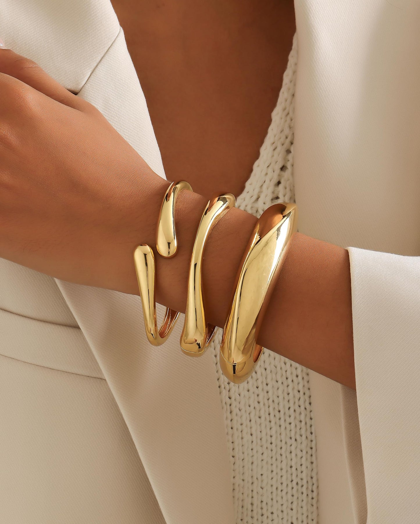 Solistra Gold Bangles Bracelets for Women, 14K Gold Plated Stackable Cuff Bracelets Set Hinged Arm Cuff Statement Chunky Bangle Jewelry for Women