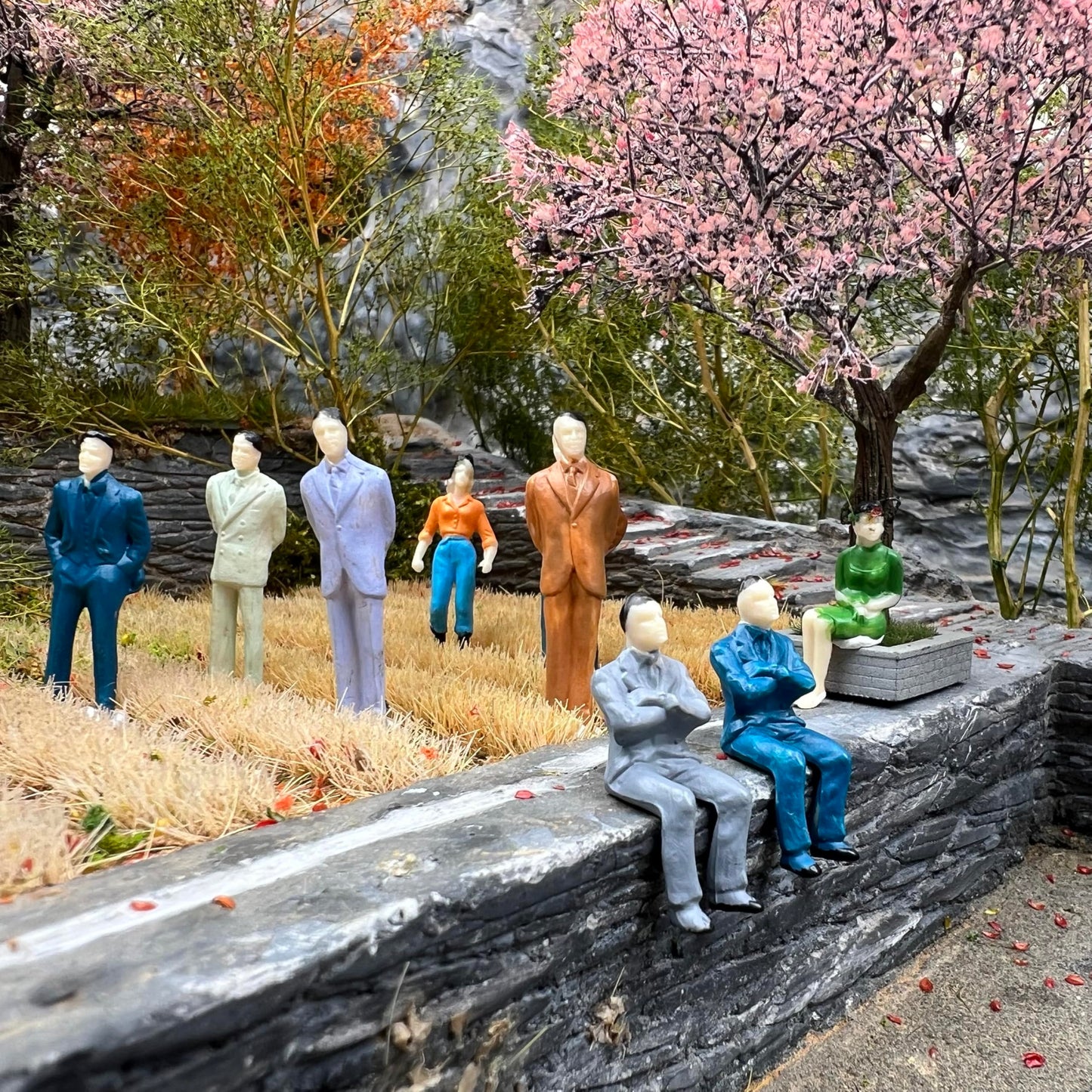 ZZZ SAN ZHI 1:30 Miniature People Figures, ABS Plastic Model People with Mixed Poses (Randomly Shipped) for Architecture Diorama Railway Layout Sand Table Scene Building, Adult Hobby Supplies (30)