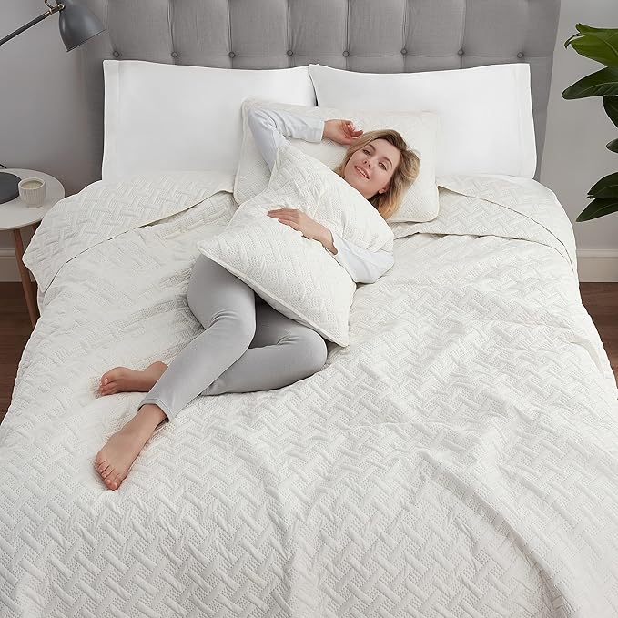 Serta ComfortSure Soft 2-Piece Twin Quilt Bedding Set, Includes Bedspread/Coverlet and Pillow Sham, Bedding for All Seasons, Machine Washable, Ivory