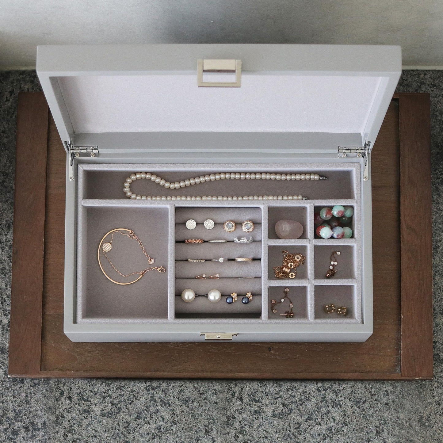 MADDesign Mother of Pearl Jewelry Organizer Box Handmade Lacquered Flower Petals Pattern (Gray)
