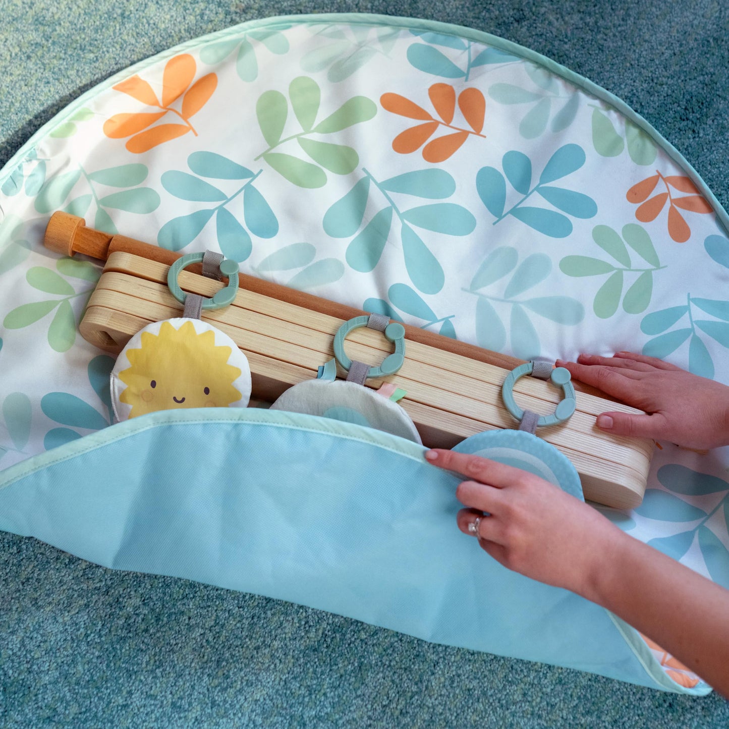 Ingenuity Sun Valley Wooden Baby Play Mat, Foldable A-Frame Bar, Machine-Washable Mat, Unisex, for Ages 0-36 Months