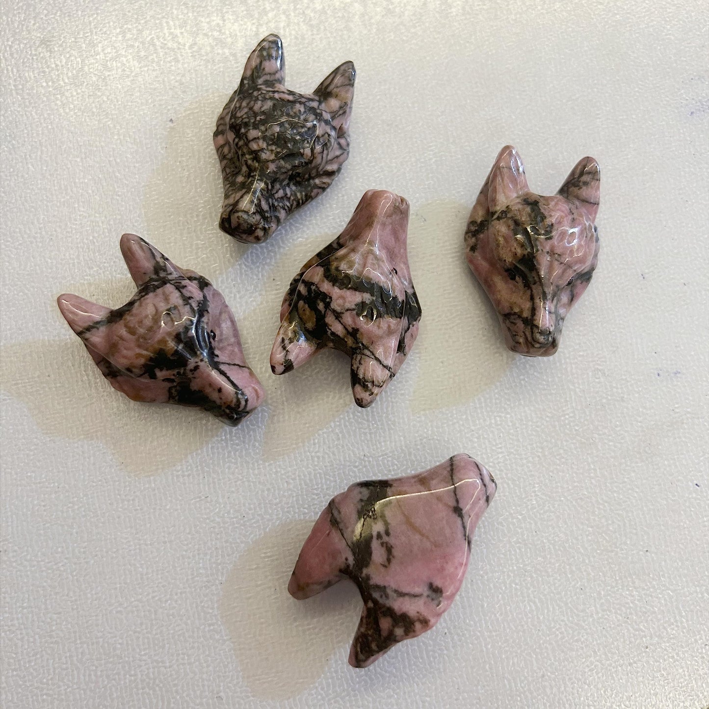 Bacatgem Natural Rhodonite 1.57 inchs Wolf Head Pocket Crystals and Healing Stone Figurine,Haped DIY-Jewelry Pendant