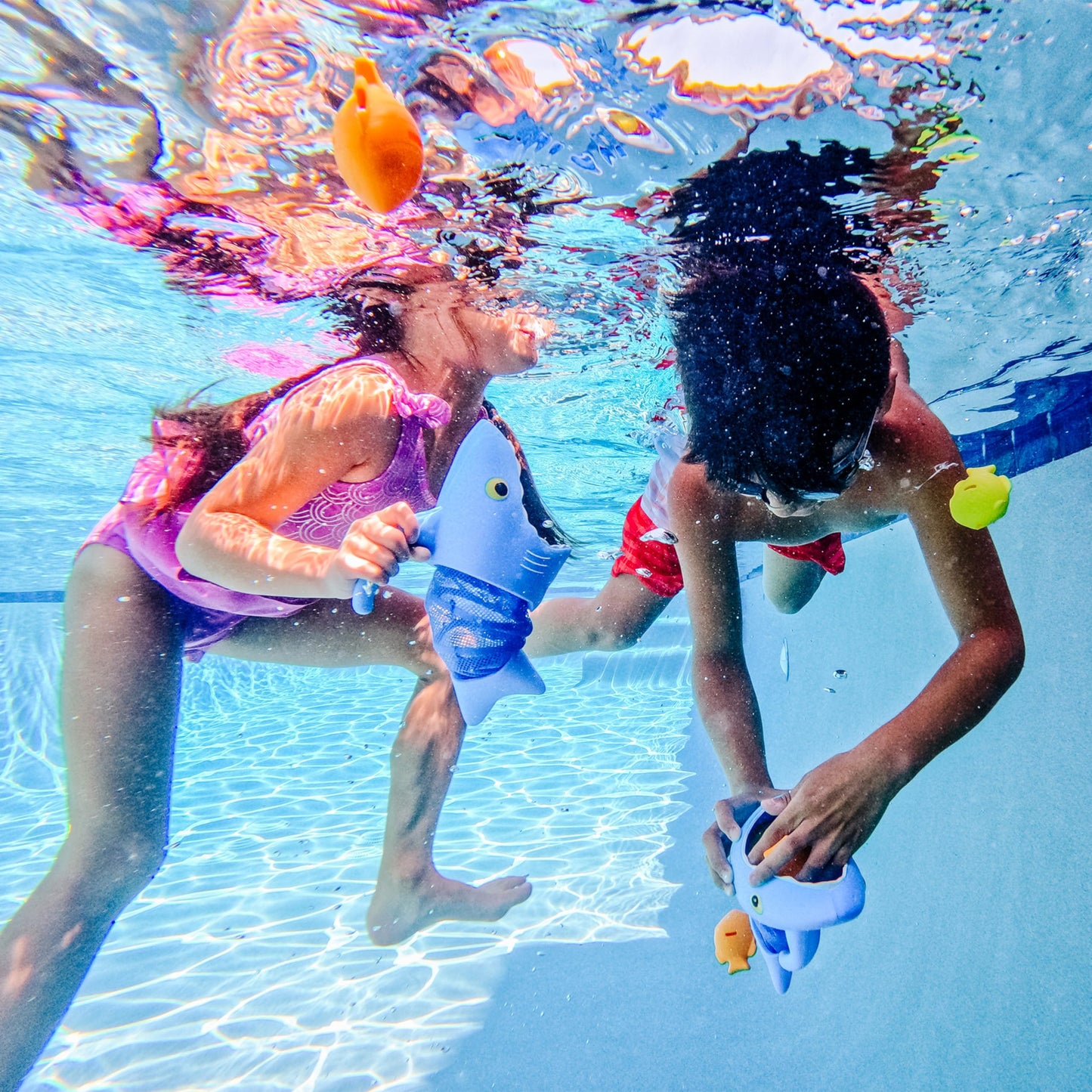 Melissa & Doug Sunny Patch Spark Shark Fish Hunt Pool Game with 2 Nets and 6 Fish to Catch
