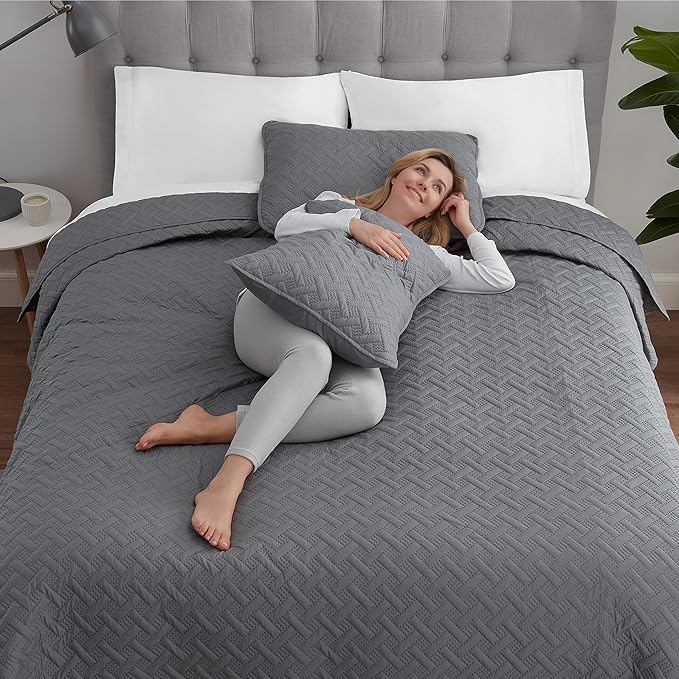 Serta ComfortSure Soft 3-Piece Full/Queen Quilt Bedding Set, Includes Bedspread/Coverlet and Pillow Shams, Bedding for All Seasons, Machine Washable, Grey