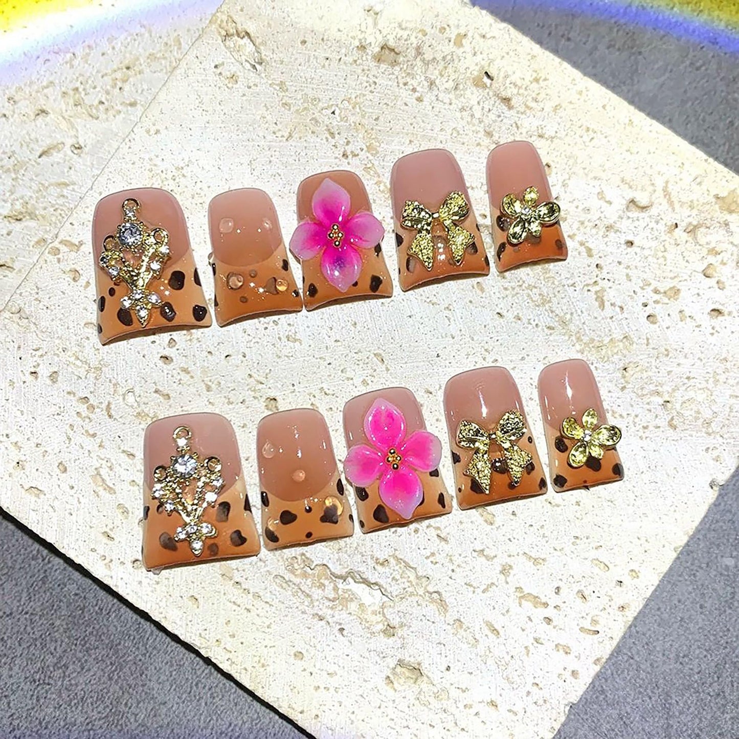 Qicaijia Short Duck Press on Nails Handmade Fake Nails Brown French Tip False Nails 3D Flower and Charms Designs Acrylic Nails Sparkly Reusable Stick on Nail for Wmen 10Pcs(Size M)