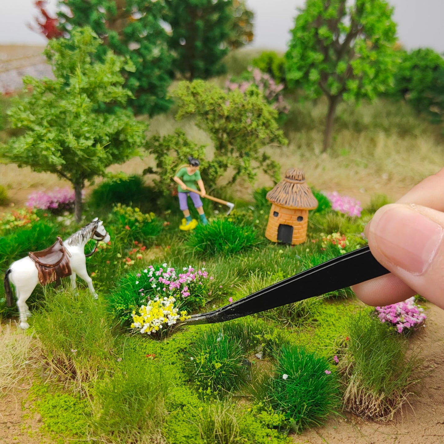 gdeplok 140 Pcs Static Grass Tufts & Miniature Flower Clusters - Artificial Grass Terrain Scenery Kit for Model Train Railway, Military Sand Table, DIY Diorama Landscape