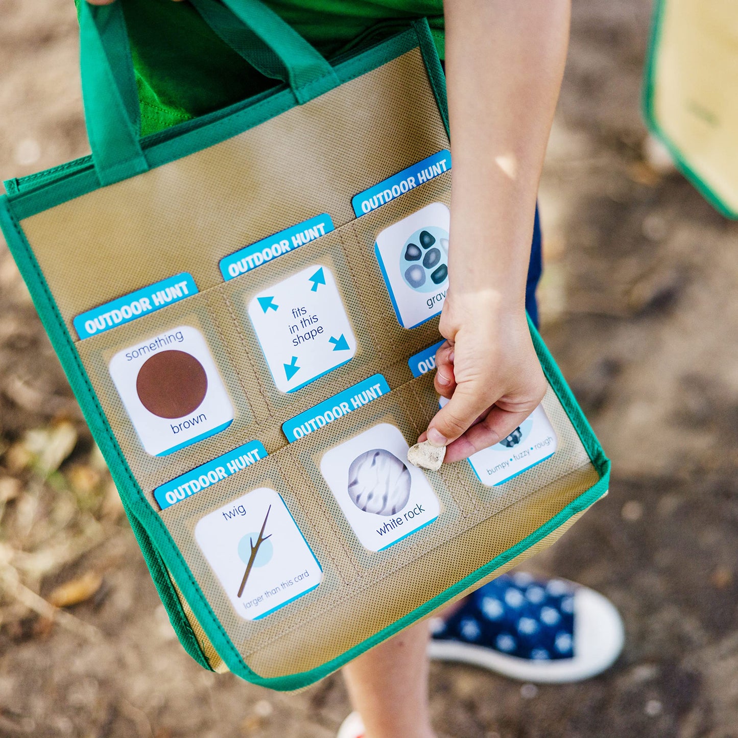 Melissa & Doug Let’s Explore Indoor/Outdoor Scavenger Hunt Play Set – 80 Double-Sided Cards