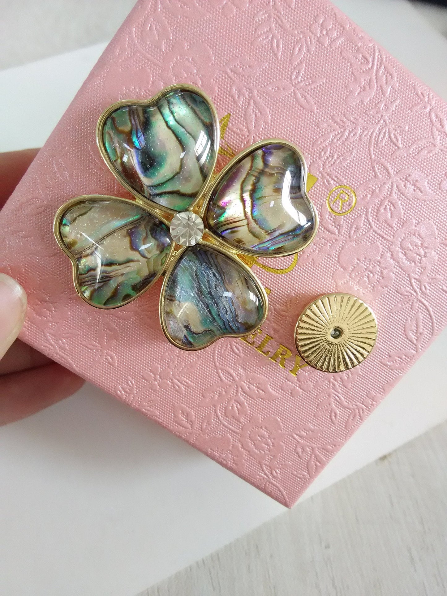 SENFAI Four Heart Leaf Abalone Shell Flower Magnetic Clip Holder Brooch Jewelry (Gold)