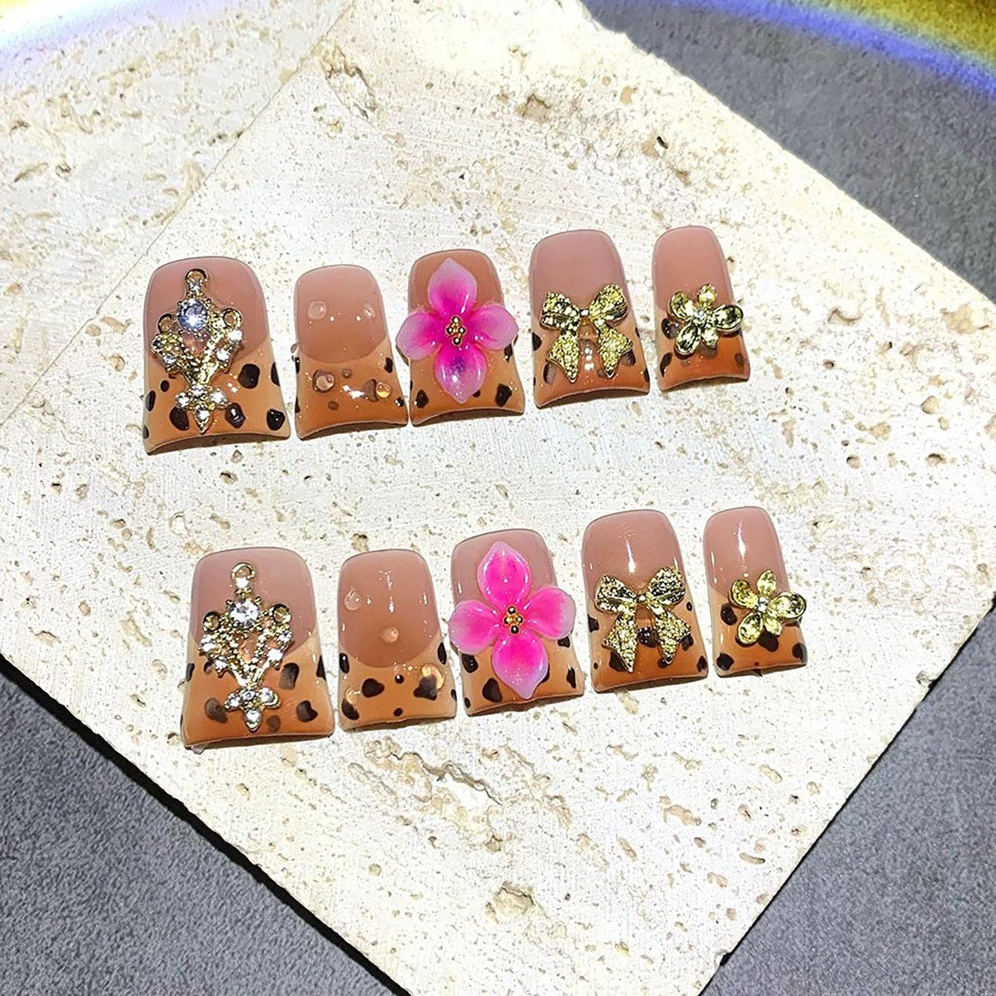 Qicaijia Short Duck Press on Nails Handmade Fake Nails Brown French Tip False Nails 3D Flower and Charms Designs Acrylic Nails Sparkly Reusable Stick on Nail for Wmen 10Pcs(Size M)