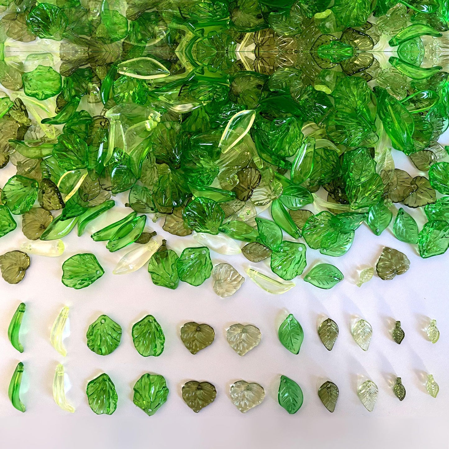 Green Acrylic Leaf Beads 400PCS – Transparent Leaf Charms for Jewelry Making, Acrylic Plant Beads for Earrings, Bracelets & Necklaces (Mixed Styles)