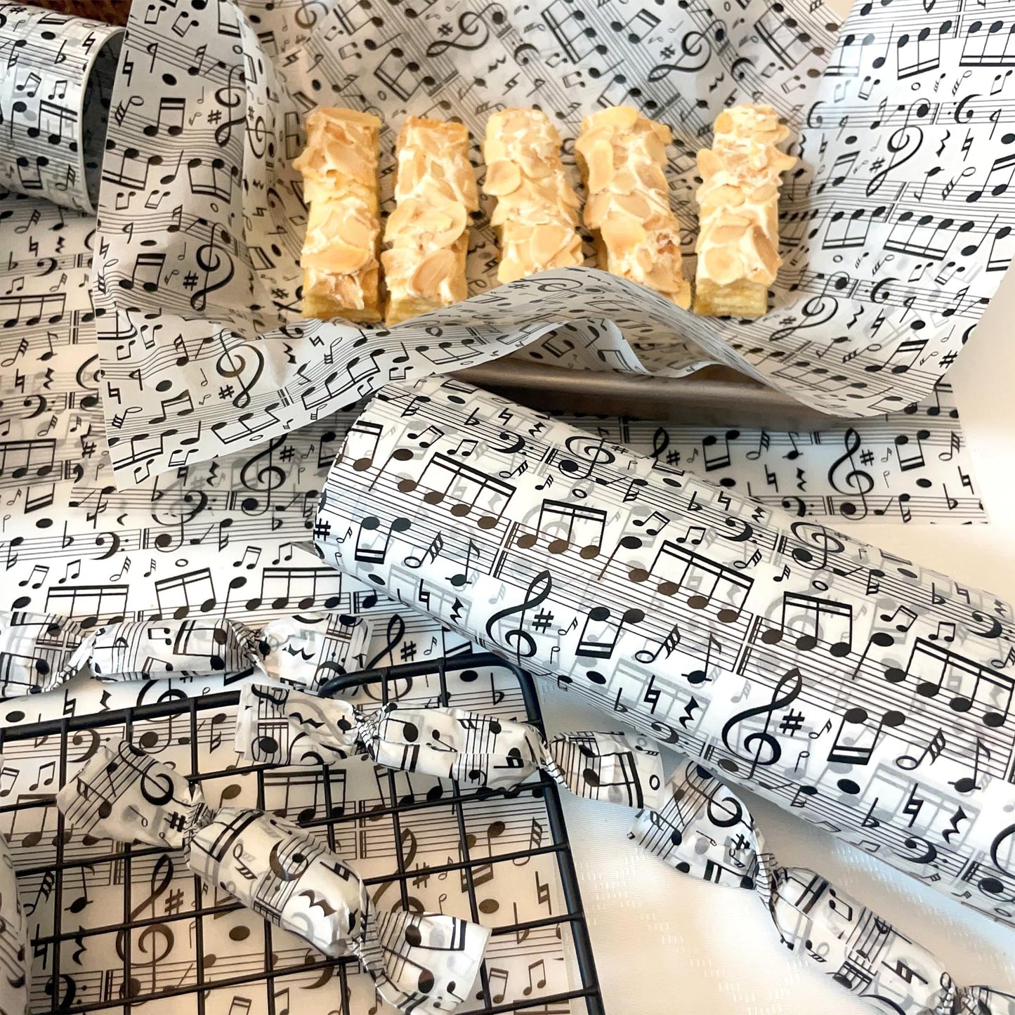 Suiwen 150 Black and White Music Note Patterned Wax Paper, Food Picnic Paper, Greaseproof Paper, Waterproof Dry Hamburger Liners Wrapping Tissue for Plastic Food Basket
