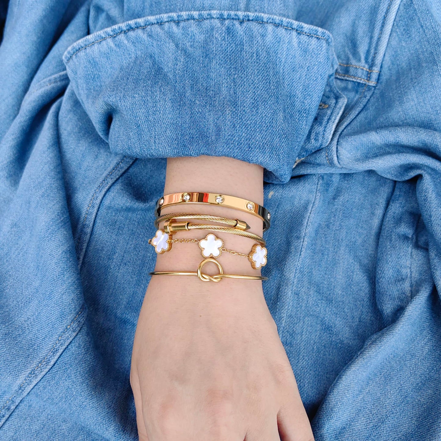 MAOCEN Womens 4Pcs Stackable Floral Gold Bracelets Stainless Steel Bangle Bracelets Non Tarnish Silver Set Trendy Jewelry Gifts for Womens (Gold White, 7")