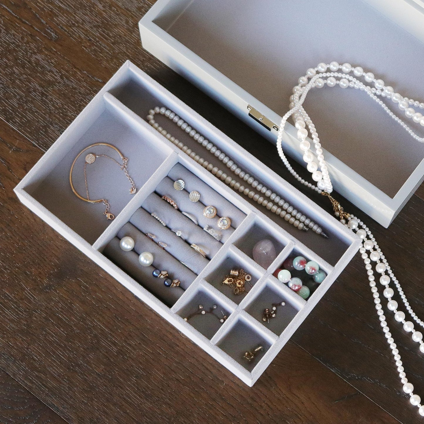 MADDesign Mother of Pearl Jewelry Organizer Box Handmade Lacquered Flower Petals Pattern (Gray)
