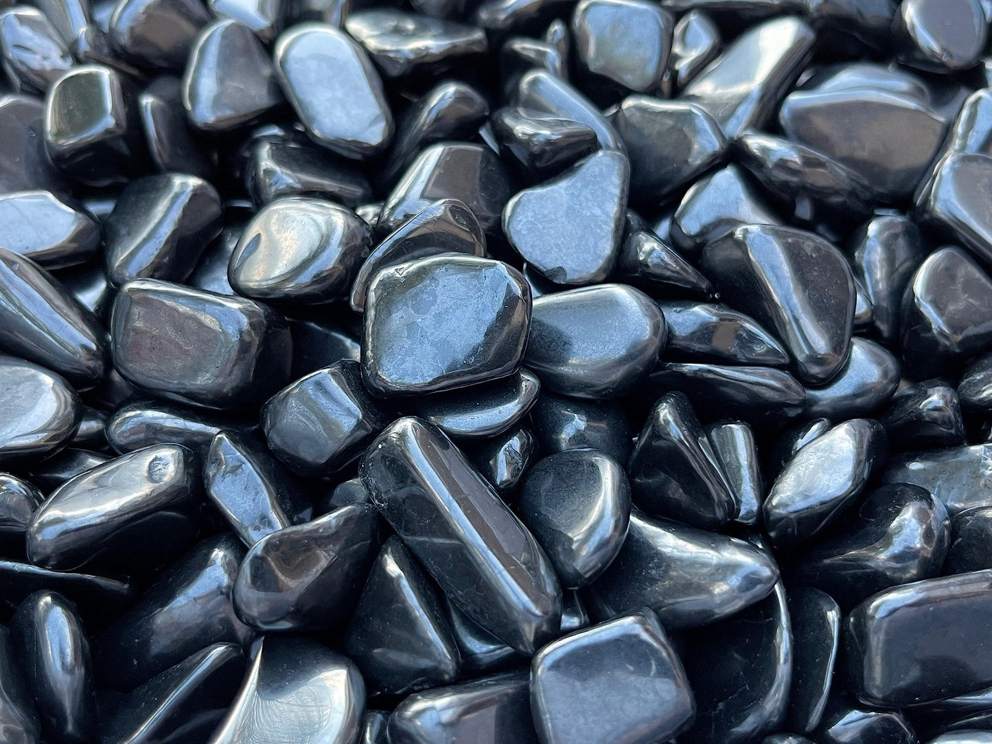 GAF TREASURES 5 Pcs Shungite Tumbled Stones, Polished Natural Shungite Gemstone, Shungite Healing Crystals (Shungite)